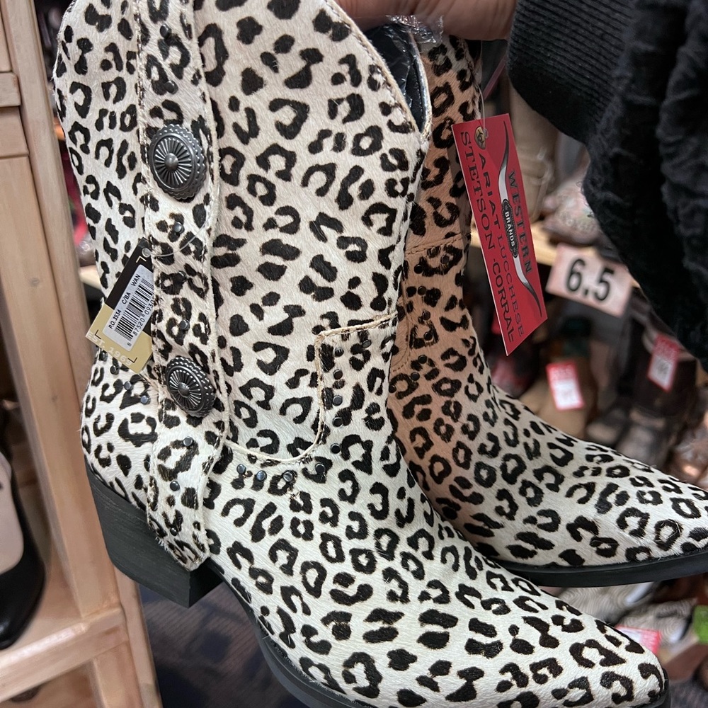 Beautiful Dingo True West leather Snow Leopard ankle boots